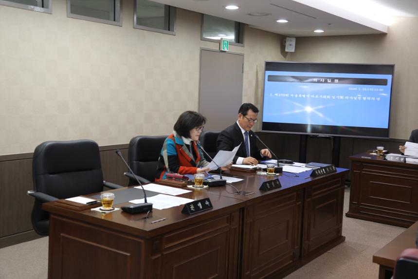 제235회 임시회 의사일정 협의 위한 (폐회중)의회운영위원회  - 3