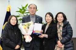 감사패 수여-마포구의회 의장 백남환 2