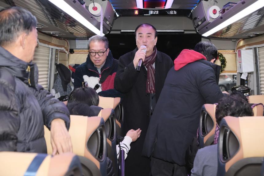 어르신 온천여행 버스 환송식