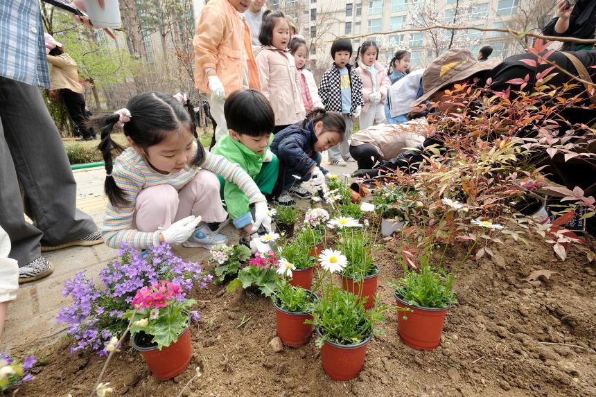 제81회 식목일 기념 릴레이 정원만들기 행사-국화정원 - 11