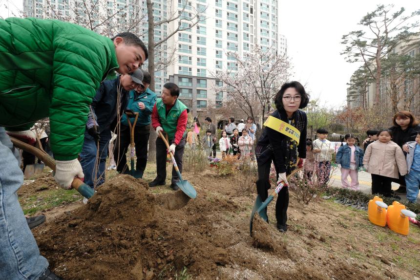 제81회 식목일 기념 릴레이 정원만들기 행사-국화정원 - 12