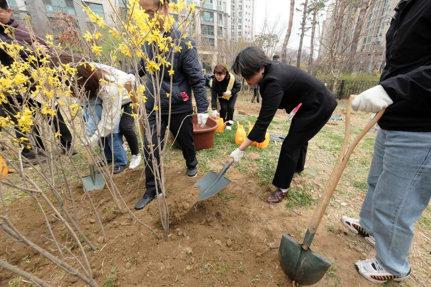 제81회 식목일 기념 릴레이 정원만들기 행사-국화정원 - 14