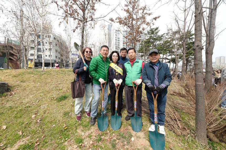 제81회 식목일 기념 릴레이 정원만들기 행사-국화정원 - 16