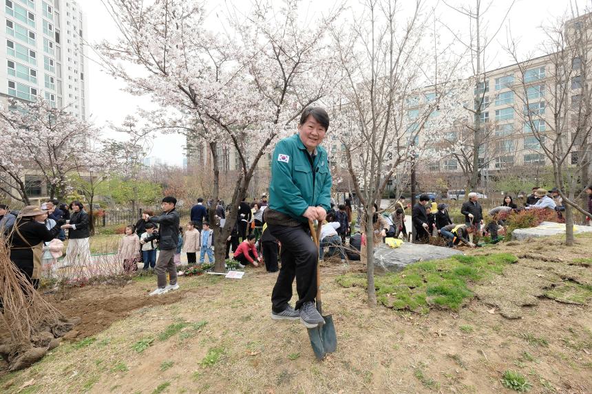 제81회 식목일 기념 릴레이 정원만들기 행사-국화정원 - 21