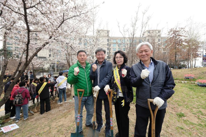 제81회 식목일 기념 릴레이 정원만들기 행사-국화정원 - 22