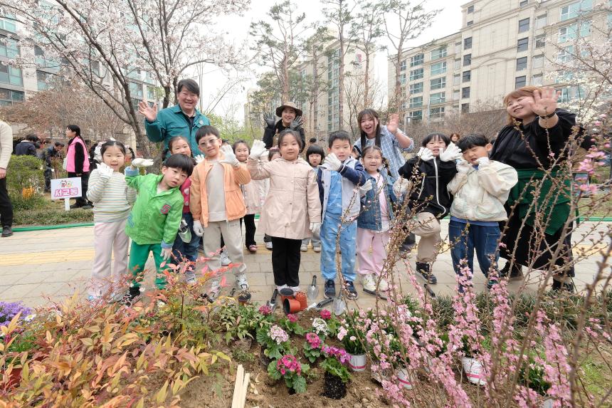 제81회 식목일 기념 릴레이 정원만들기 행사-국화정원 - 23