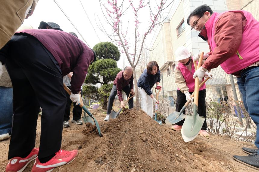 제81회 식목일 기념 릴레이 정원만들기 행사-샛터근린정원 - 12