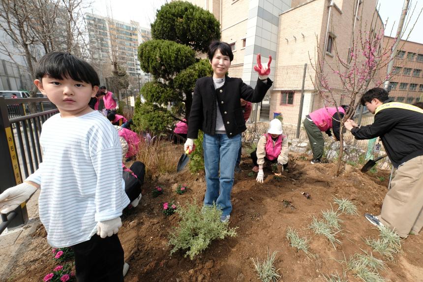 제81회 식목일 기념 릴레이 정원만들기 행사-샛터근린정원 - 29
