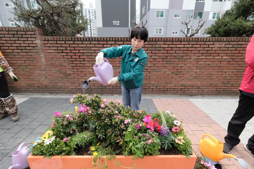 제81회 식목일 기념 릴레이 정원만들기 행사-도화꽃길3 - 14