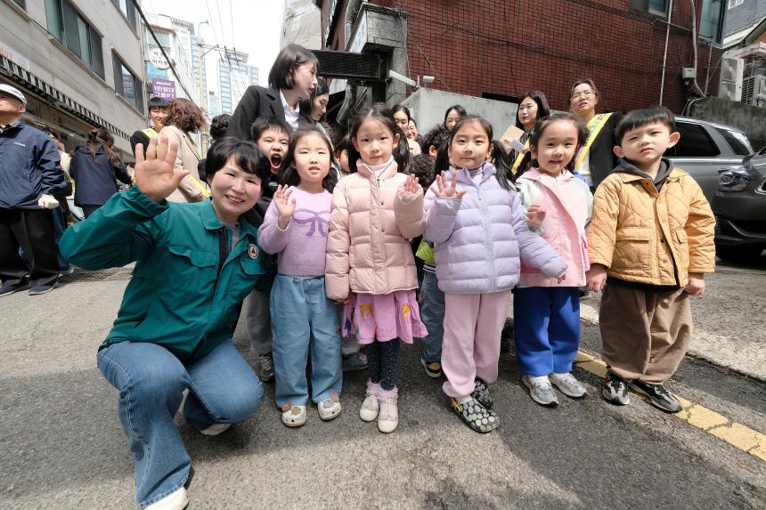제81회 식목일 기념 릴레이 정원만들기 행사-도화꽃길3 - 16
