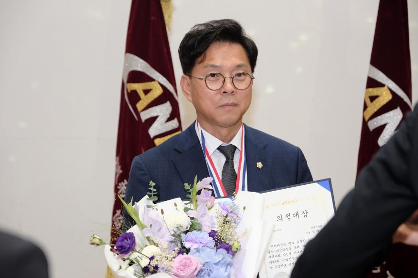 제23회 지역신문의 날 기념식 의정대상-남해석 의원 - 9