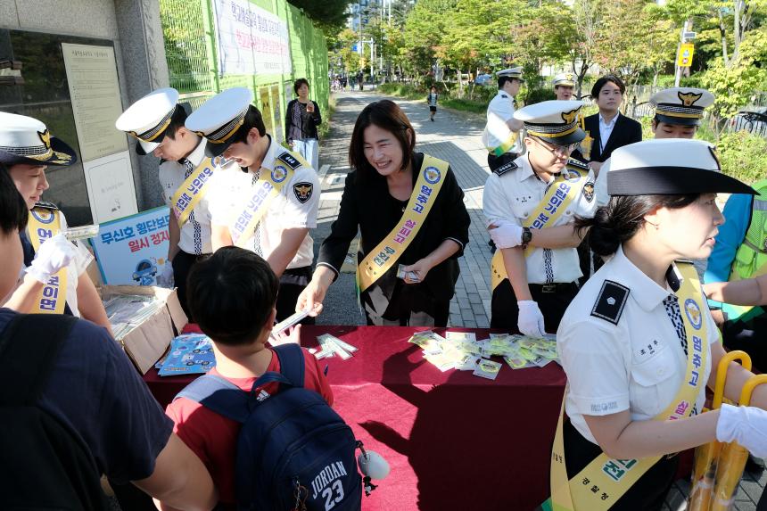 모두함께 아이먼저 안전먼저-서울하늘초등학교 교통안전캠페인 - 1