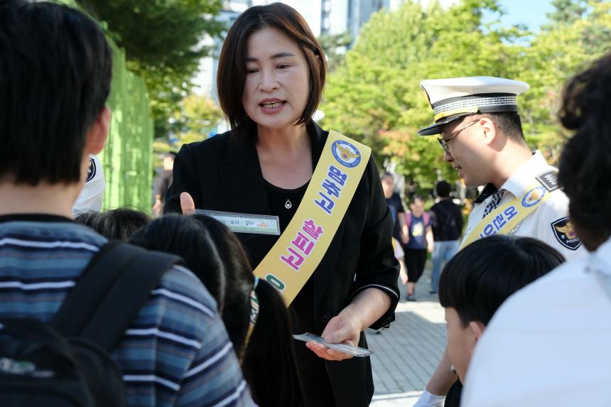모두함께 아이먼저 안전먼저-서울하늘초등학교 교통안전캠페인 - 5