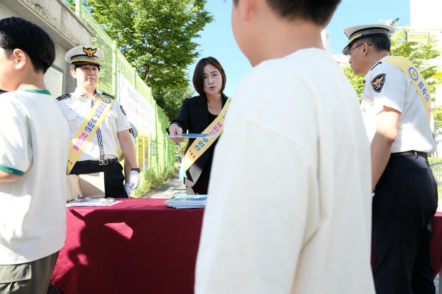 모두함께 아이먼저 안전먼저-서울하늘초등학교 교통안전캠페인 - 8