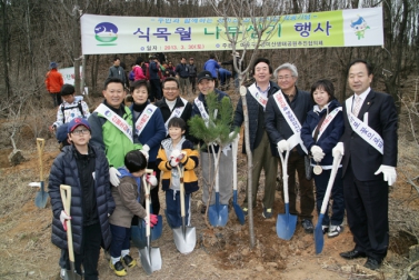 주민과 함께하는 성미산공원화사업 착공 기념 나무심기행사 6